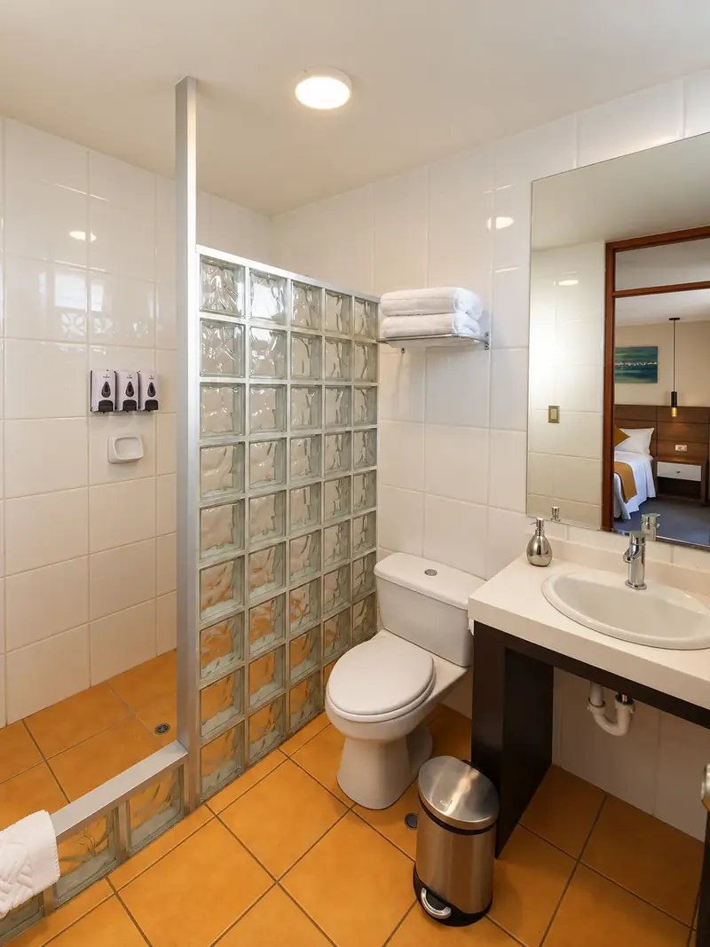 Baño de la Matrimonial con ducha de vidrio
