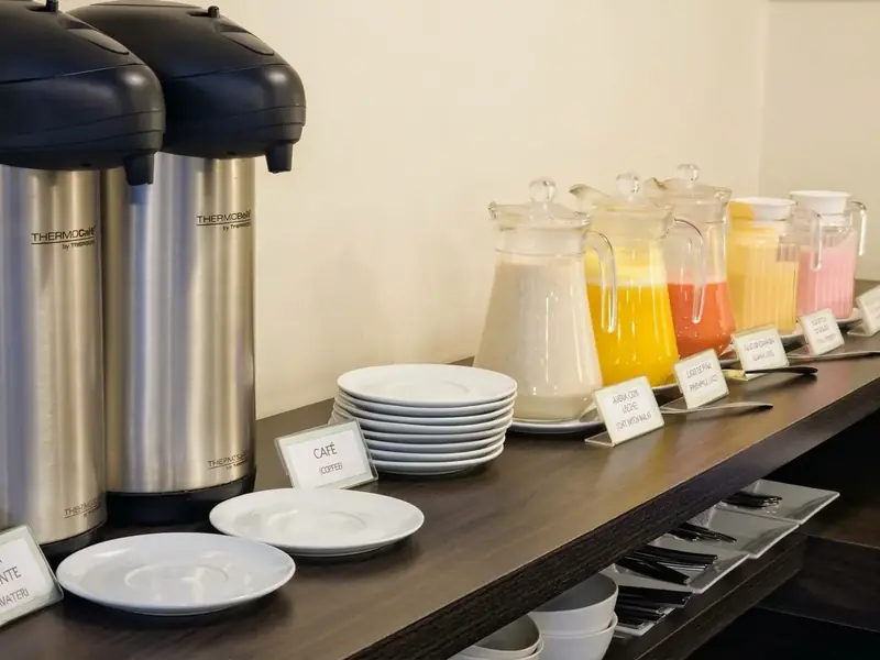 Café y jugos en el buffet del desayuno