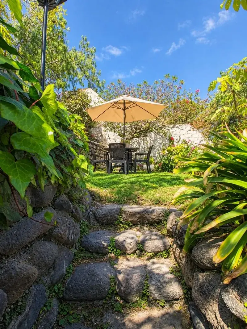 Escalinata de piedra hacia el jardín