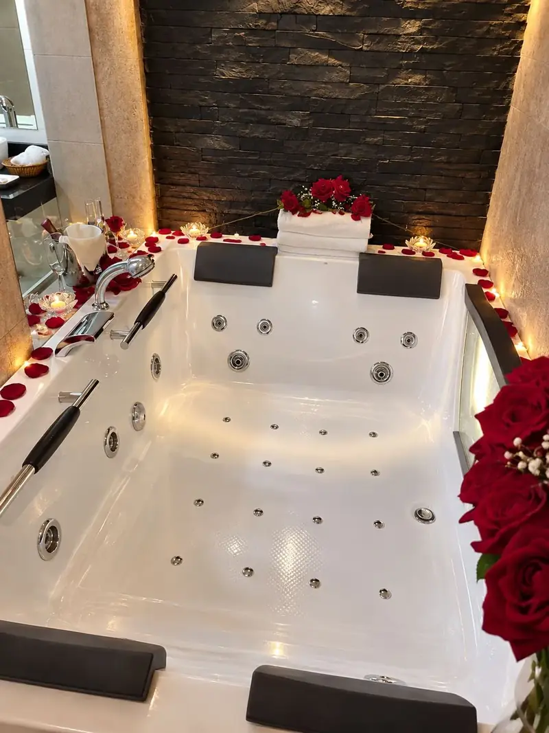 Jacuzzi de la Suite preparado con pétalos y velas