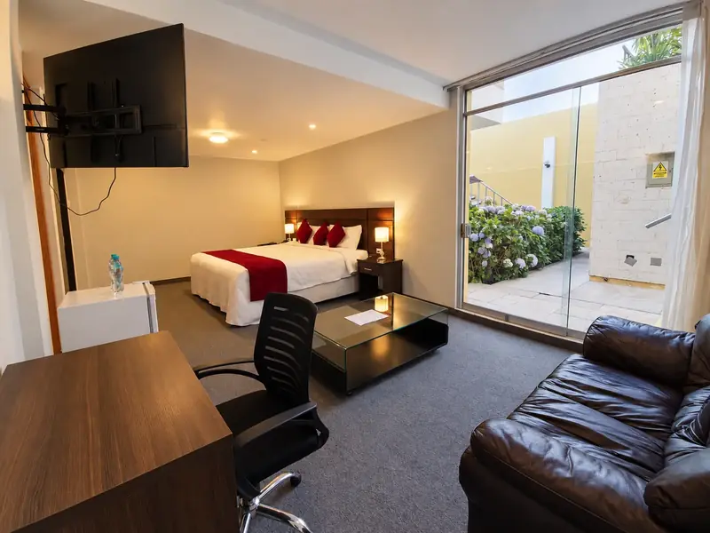 Matrimonial con sala de estar y escritorio