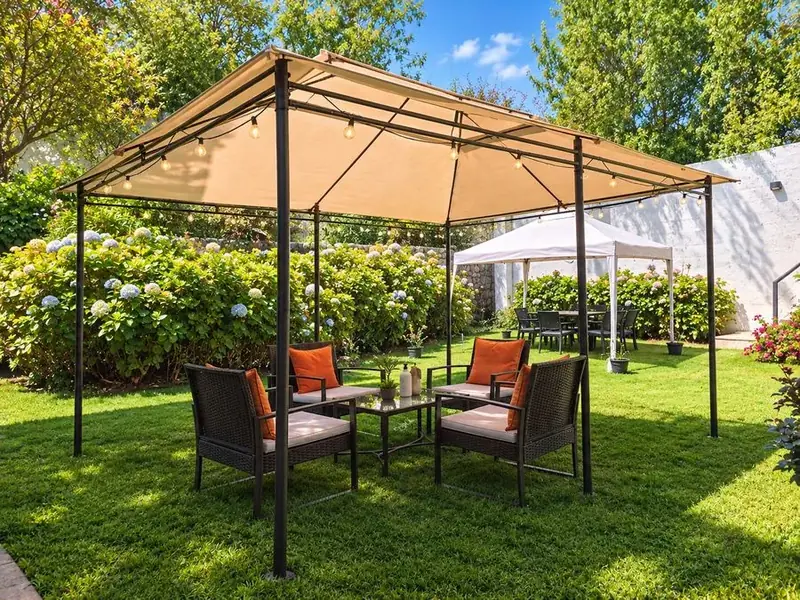 Pérgola con sillones en el jardín