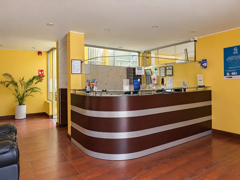 Recepción con mostrador de madera y piso de parquet