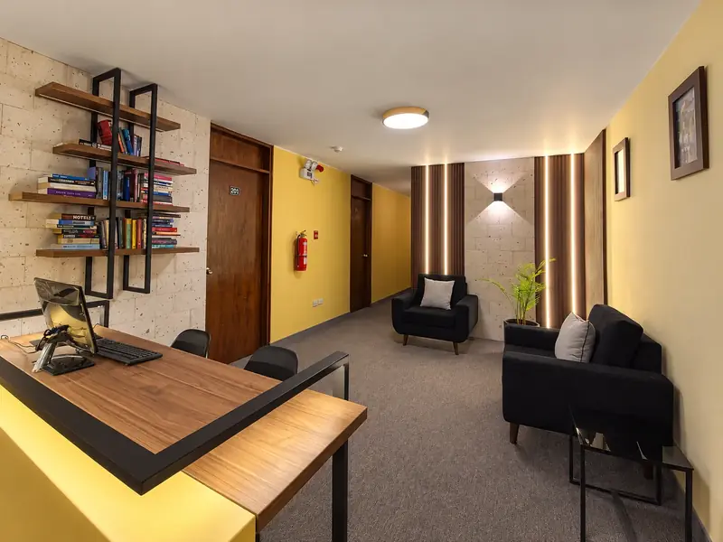 Zona de estar con librero y sillones