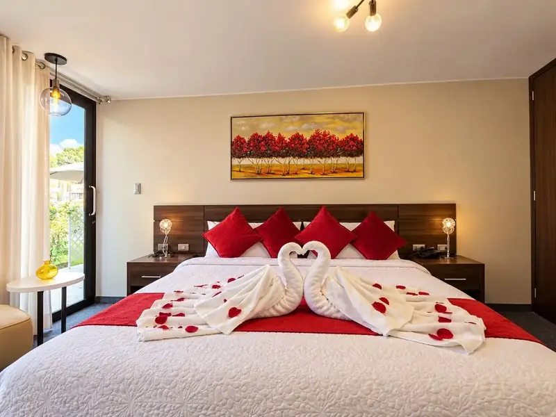 Cama de la Suite con detalles para una ocasión especial
