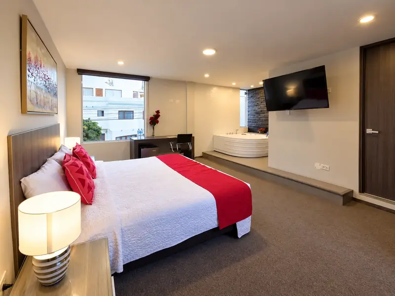 Suite con jacuzzi junto a la cama