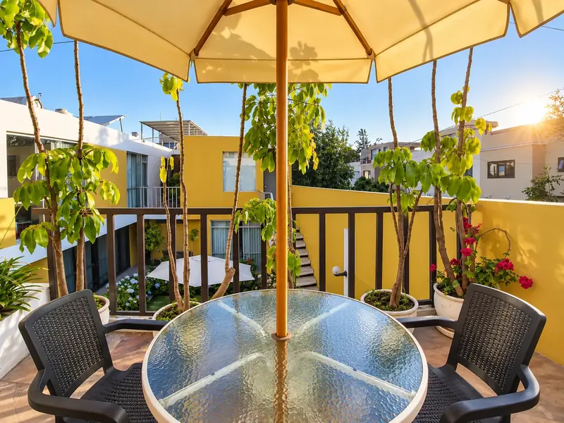 Mesa con sombrilla en la terraza al atardecer