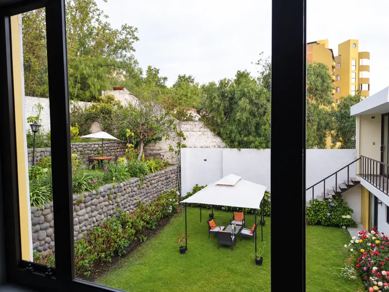 El jardín visto desde una ventana